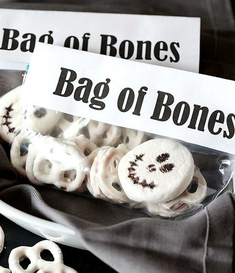 Bag of bones. Кости блюдо Хэллоуин. Шоколадная кость. Bones snack.