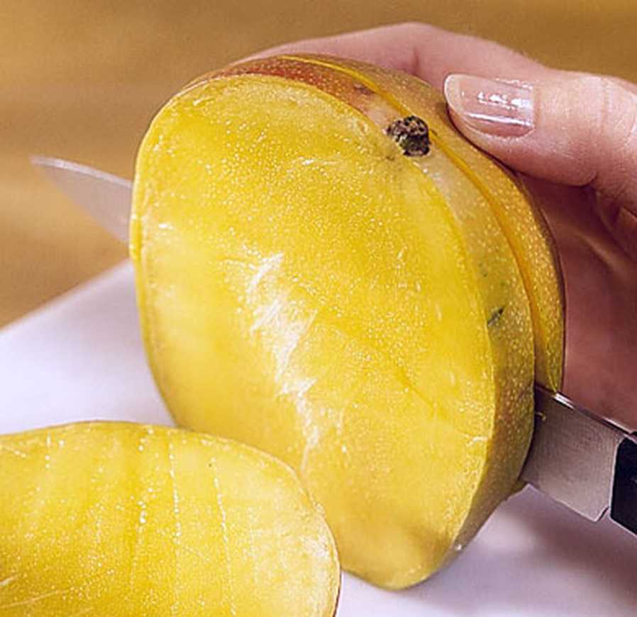 Как правильно разделать манго. Манго разрезанное. Порезать манго. Как нарезать манго. Как разрезать манго.