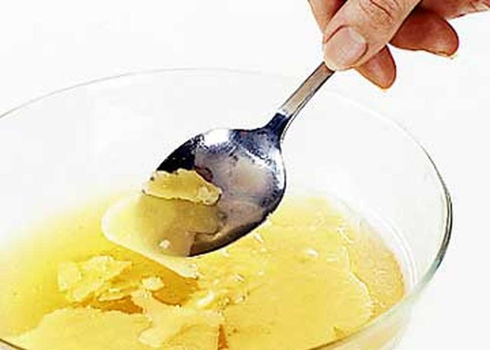Почему жир в супе располагается на поверхности. Жир в супе. Жир в бульоне. Застывший жир в супе. Суп с маслом.