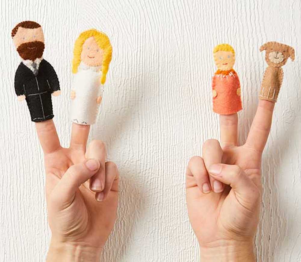 Finger feeling. Кукла на пальчик. Куклы на пальцы. Рука с куклами на пальцах. Пальчиковые куклы семья.
