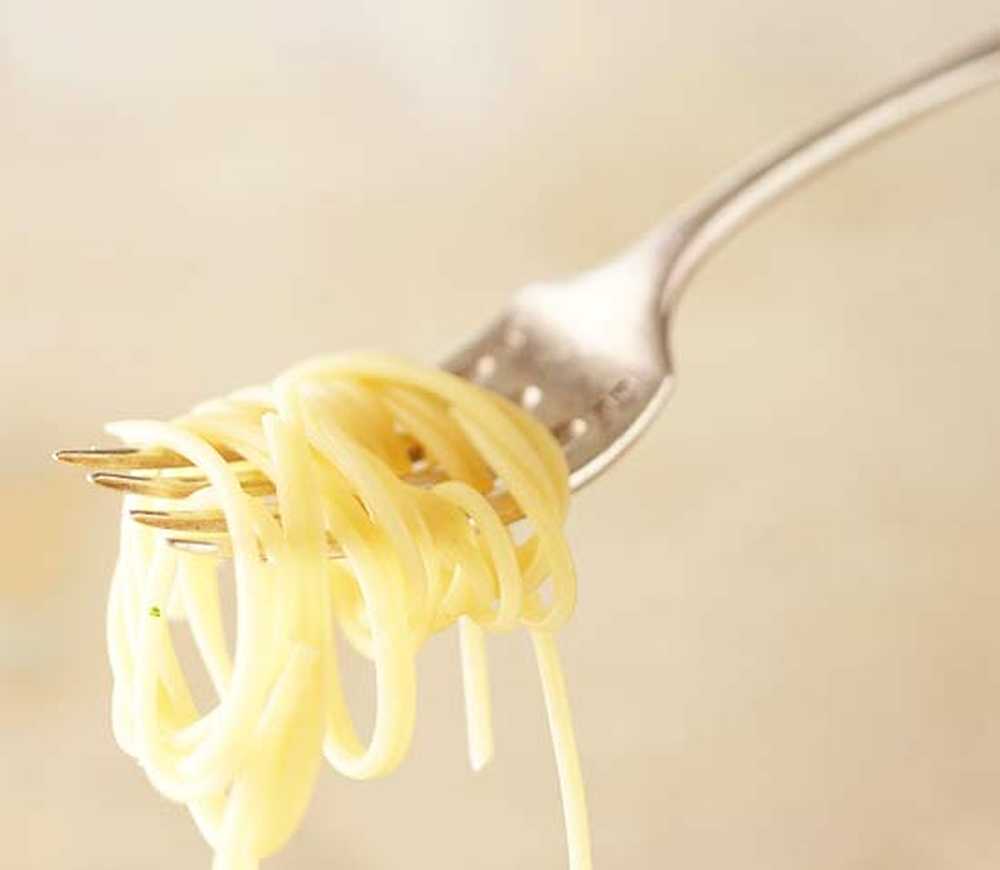 Что добавить в лапшу. Спагетти на вилке. Сломанная лапша. Pasta Night.